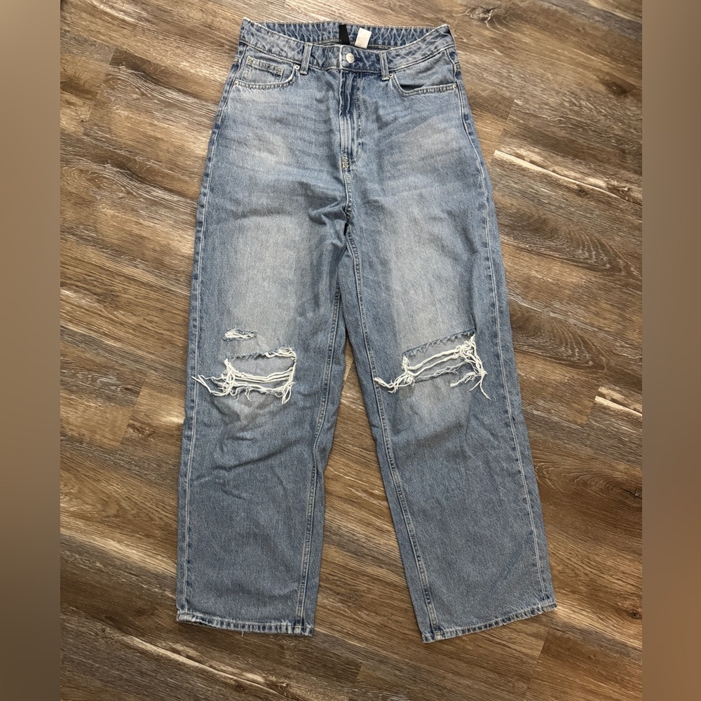 Divided Junior women’s Relaxed Blue Ripped Jeans